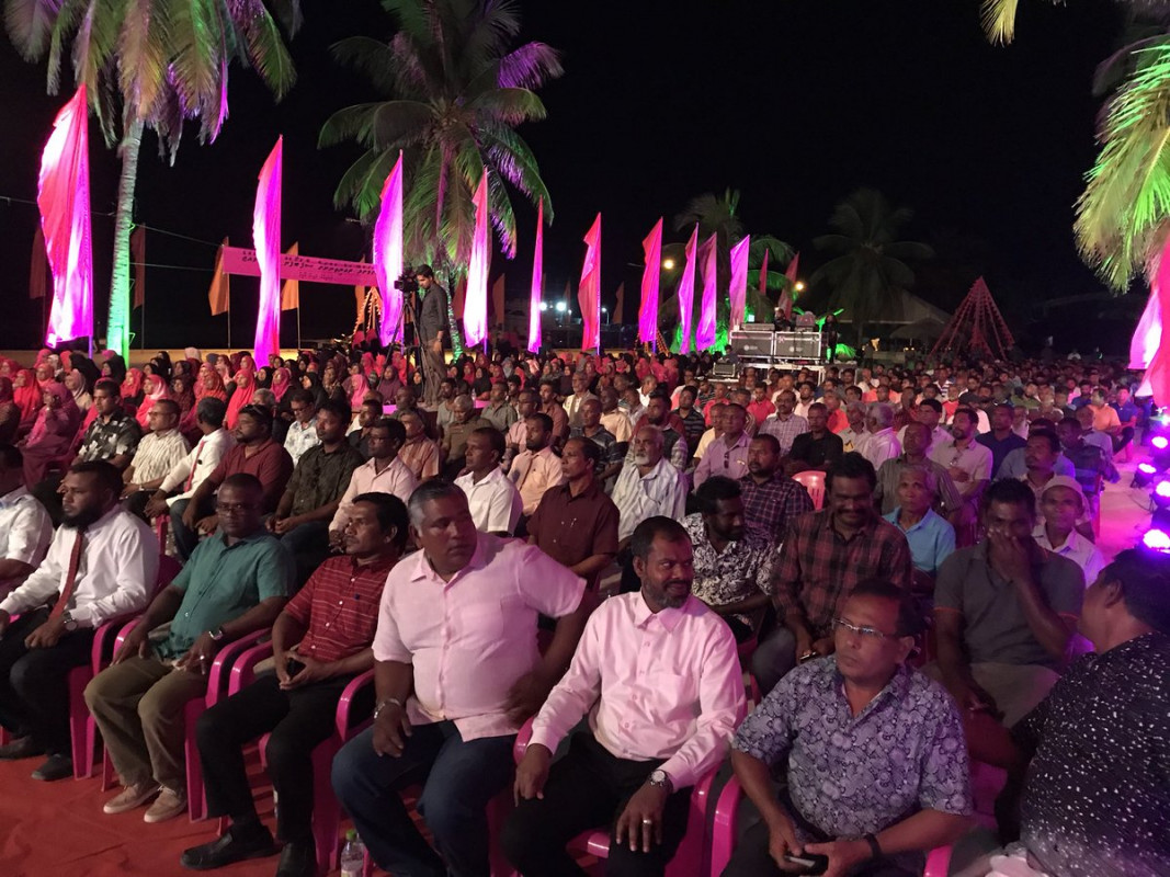 އޭޕްރިލް 27، 2018: ޕީޕީއެމްއިން އިންތިޒާމްކޮށްގެން އިހަވަންދޫގައި ކުރިއަށްގެންދިޔަ ޖަލްސާގެ ތެރެއިން، މި ޖަލްސާގައި ސަރުކާރުގެ ގިނަ އިސްވެރިން ވަނީ ބައިވެރިވެ ވަޑައިގަންފައި