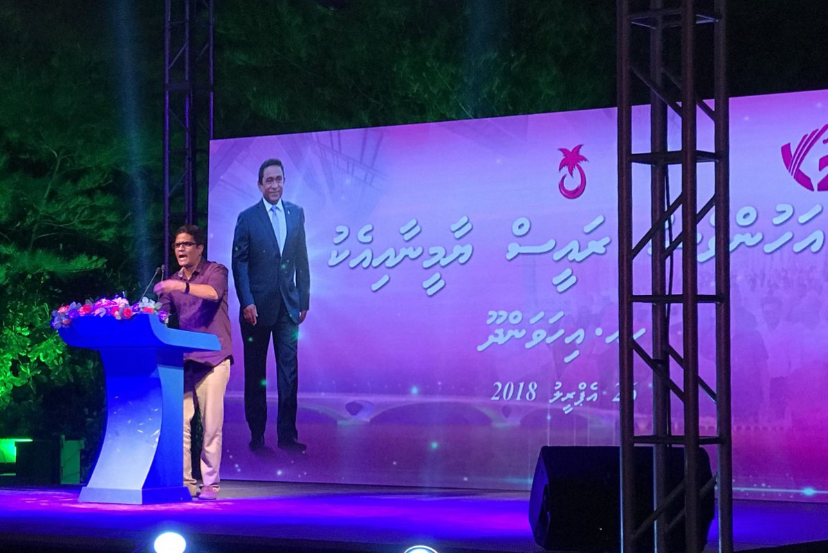 އޭޕްރިލް 27، 2018: ޕީޕީއެމްއިން އިންތިޒާމްކޮށްގެން އިހަވަންދޫގައި ކުރިއަށްގެންދިޔަ ޖަލްސާގައި ވިލިމާލެ ދާއިރާގެ މެމްބަރު ނިހާން ވާހަކަ ދައްކަވަނީ، މި ޖަލްސާގައި ސަރުކާރުގެ ގިނަ އިސްވެރިން ވަނީ ބައިވެރިވެ ވަޑައިގަންފައި