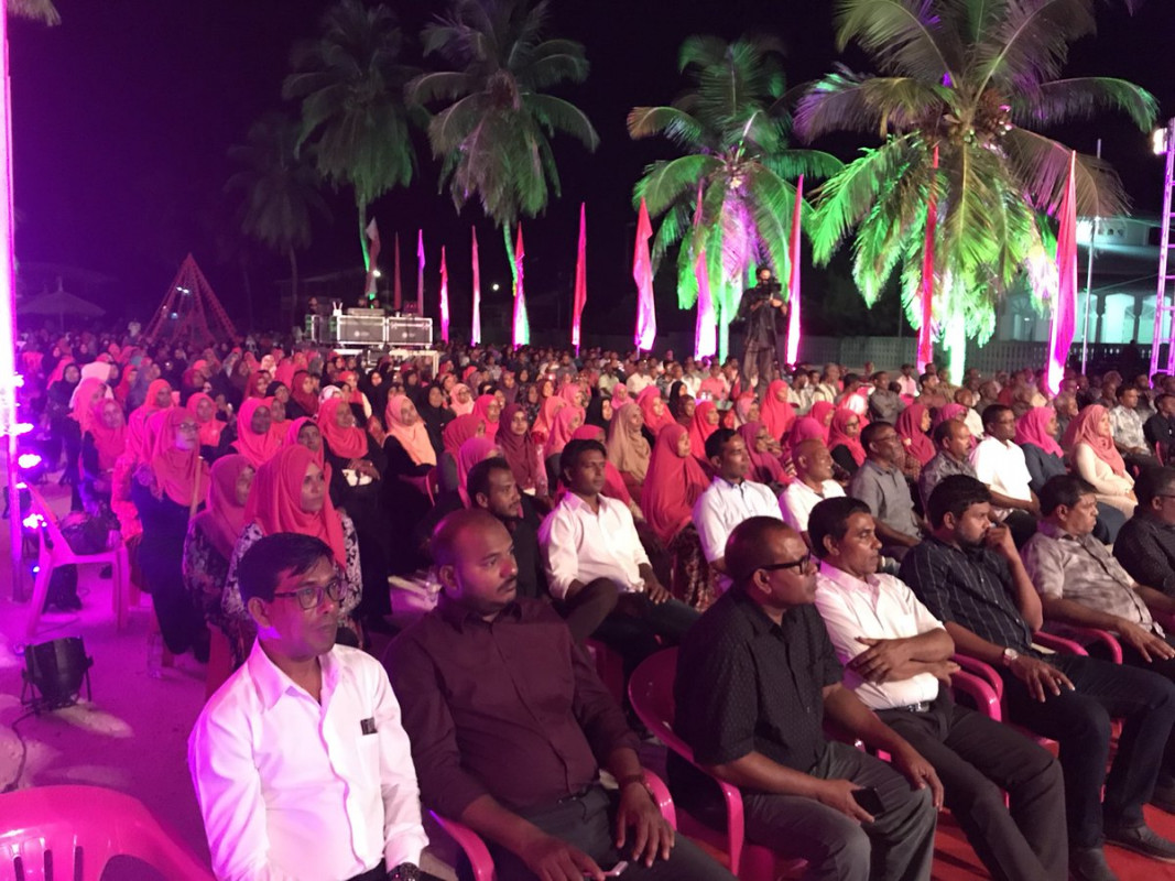 އޭޕްރިލް 27، 2018: ޕީޕީއެމްއިން އިންތިޒާމްކޮށްގެން އިހަވަންދޫގައި ކުރިއަށްގެންދިޔަ ޖަލްސާގެ ތެރެއިން، މި ޖަލްސާގައި ސަރުކާރުގެ ގިނަ އިސްވެރިން ވަނީ ބައިވެރިވެ ވަޑައިގަންފައި