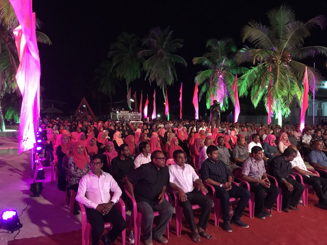 އޭޕްރިލް 27، 2018: ޕީޕީއެމްއިން އިންތިޒާމްކޮށްގެން އިހަވަންދޫގައި ކުރިއަށްގެންދިޔަ ޖަލްސާގެ ތެރެއިން، މި ޖަލްސާގައި ސަރުކާރުގެ ގިނަ އިސްވެރިން ވަނީ ބައިވެރިވެ ވަޑައިގަންފައި