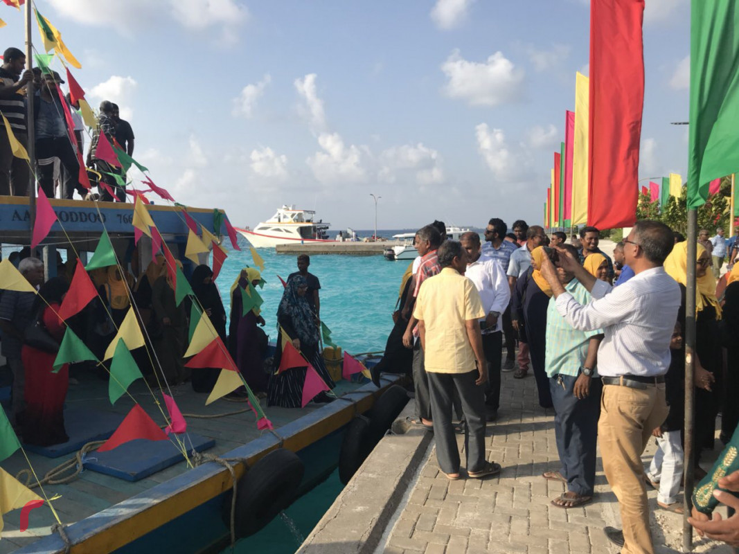 އޭޕްރިލް 27، 2018: ގުޅިފައިވާ އިއްތިހާދުގެ މެމްބަރުން ރަސްދޫގައި ބެއްވުމަށް ހަމަޖެހިފައިވާ ޖަލްސާއަށް، ރަސްދޫއަށް ވަޑައިގަތުމުން، އެރަށުގެ ރައްޔިތުން އެބޭފުޅުންނަށް މަރުހަބާ ދަންނަވަނީ