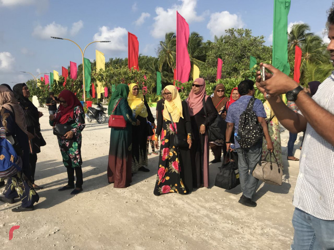 އޭޕްރިލް 27، 2018: ގުޅިފައިވާ އިއްތިހާދުގެ މެމްބަރުން ރަސްދޫގައި ބެއްވުމަށް ހަމަޖެހިފައިވާ ޖަލްސާއަށް، ރަސްދޫއަށް ވަޑައިގަތުމުން، އެރަށުގެ ރައްޔިތުން އެބޭފުޅުންނަށް މަރުހަބާ ދަންނަވަނީ