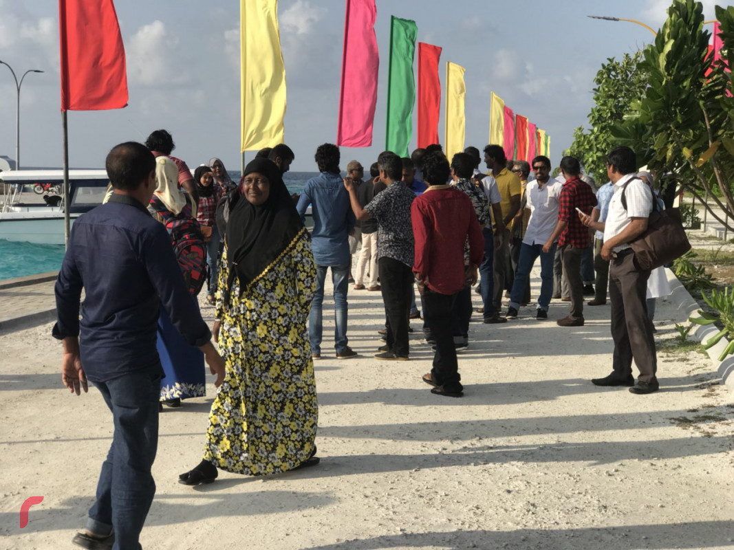 އޭޕްރިލް 27، 2018: ގުޅިފައިވާ އިއްތިހާދުގެ މެމްބަރުން ރަސްދޫގައި ބެއްވުމަށް ހަމަޖެހިފައިވާ ޖަލްސާއަށް، ރަސްދޫއަށް ވަޑައިގަތުމުން، އެރަށުގެ ރައްޔިތުން އެބޭފުޅުންނަށް މަރުހަބާ ދަންނަވަނީ