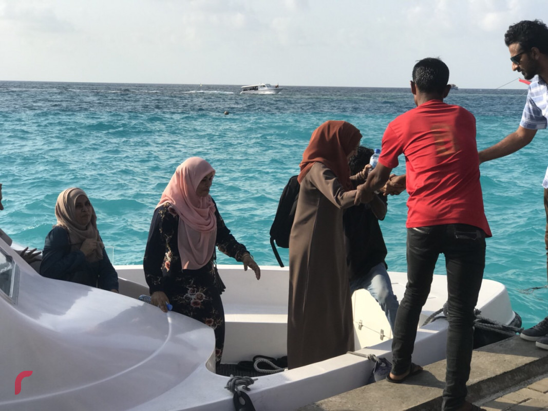 އޭޕްރިލް 27، 2018: ގުޅިފައިވާ އިއްތިހާދުގެ މެމްބަރުން ރަސްދޫގައި ބެއްވުމަށް ހަމަޖެހިފައިވާ ޖަލްސާއަށް، ރަސްދޫއަށް ވަޑައިގަތުމުން، އެރަށުގެ ރައްޔިތުން އެބޭފުޅުންނަށް މަރުހަބާ ދަންނަވަނީ