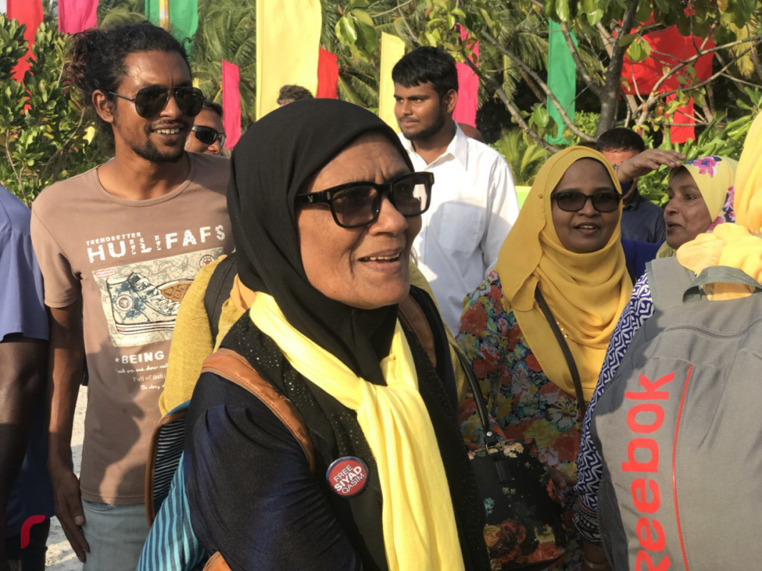 އޭޕްރިލް 27، 2018: ރަސްދޫގައި ބޭއްވުމަށް ހަމަޖެހިފައިވާ ޖަލްސާއަށް، ގުޅިފައިވާ އިއްތިހާދުގެ މެމްބަރުން ރަސްދޫއަށް ވަޑައިގަތުމުން ރަސްދޫ ރައްޔިތުން ވަނީ އިއްތިހާތުގެ މެމްބަރުންނަށް ހޫނު މަރުހަބާއެއް ދަންނަވާފައި