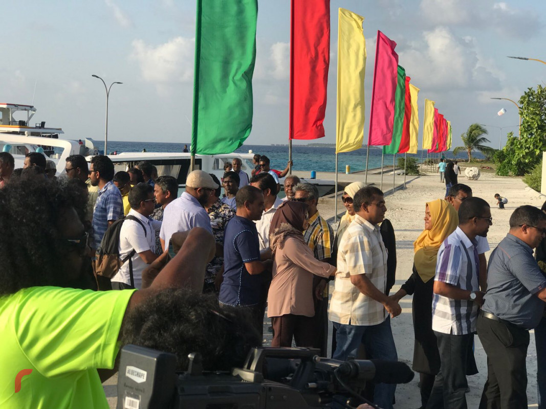 އޭޕްރިލް 27، 2018: ރަސްދޫގައި ބޭއްވުމަށް ހަމަޖެހިފައިވާ ޖަލްސާއަށް، ގުޅިފައިވާ އިއްތިހާދުގެ މެމްބަރުން ރަސްދޫއަށް ވަޑައިގަތުމުން ރަސްދޫ ރައްޔިތުން ވަނީ އިއްތިހާތުގެ މެމްބަރުންނަށް ހޫނު މަރުހަބާއެއް ދަންނަވާފައި