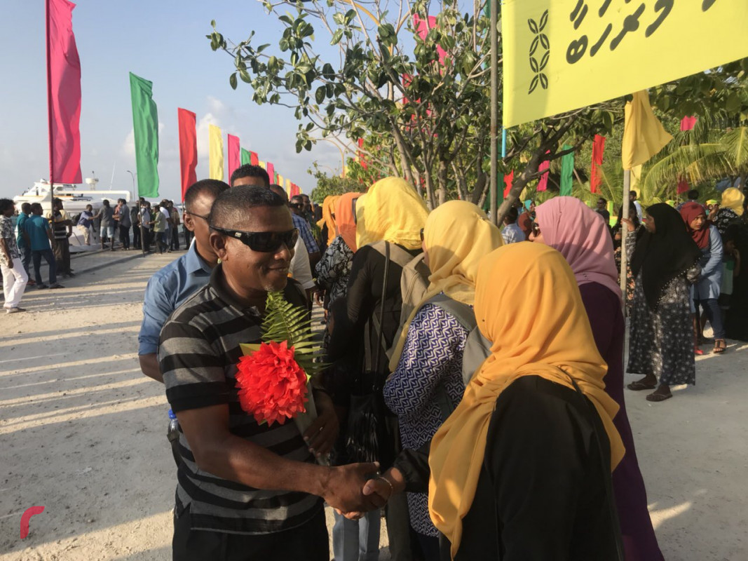 އޭޕްރިލް 27، 2018: ރަސްދޫގައި ބޭއްވުމަށް ހަމަޖެހިފައިވާ ޖަލްސާއަށް، ގުޅިފައިވާ އިއްތިހާދުގެ މެމްބަރުން ރަސްދޫއަށް ވަޑައިގަތުމުން ރަސްދޫ ރައްޔިތުން ވަނީ އިއްތިހާތުގެ މެމްބަރުންނަށް ހޫނު މަރުހަބާއެއް ދަންނަވާފައި
