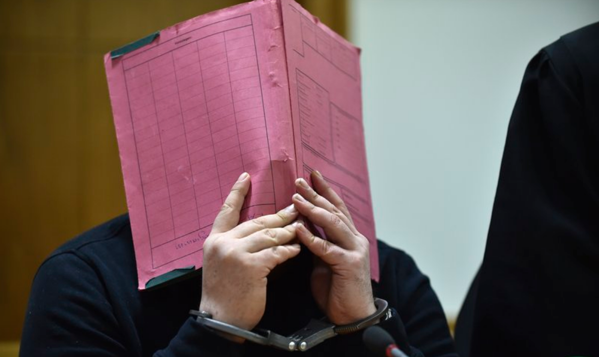 ނީލްސް ހޯގްލް ޝަރީއަތުގެ މަޖިލީހުގައި މޫނު ފޮރުވައިގެން