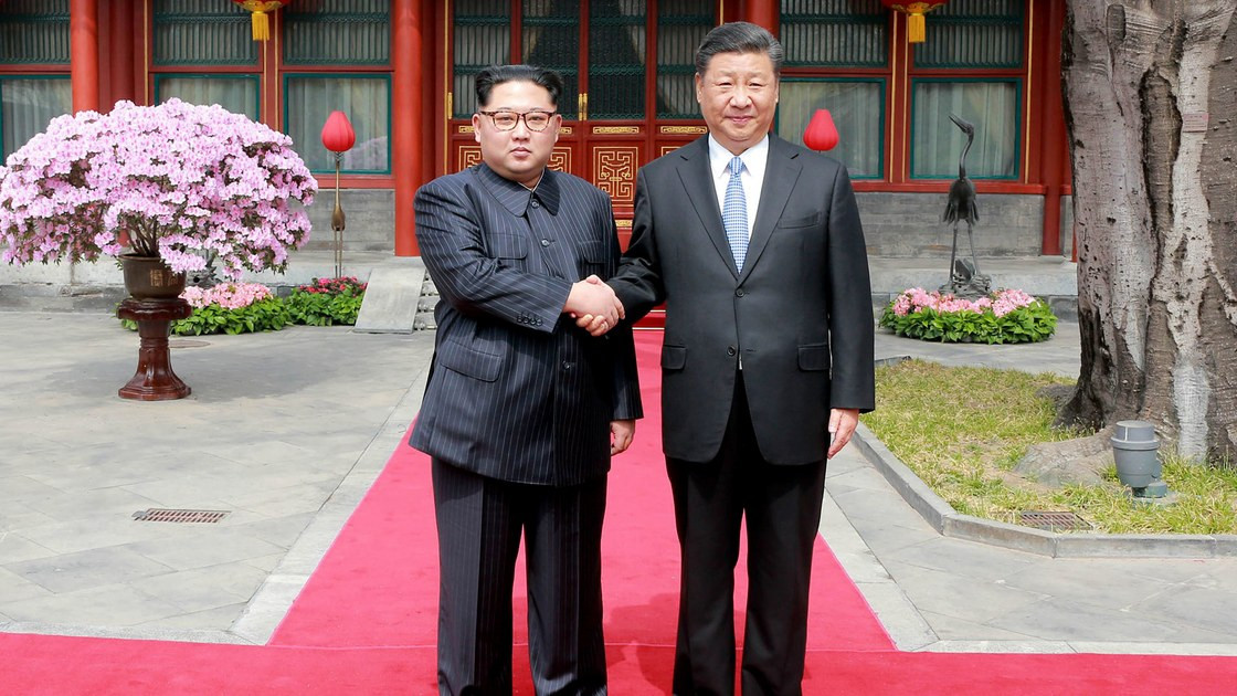 ދެކުނު ކޮރެއާއާ އެކު ވާހަކަތަކައް ދިޔުމުގެ ކުރިން އުތުރު ކޮރެއާގެ ލީޑަރު ކިމް (ވ) ވަނީ ޗައިނާގެ ރައީސް ޝީ (ކ) އާއި ބައްދަލު ކުރައްވާފައި