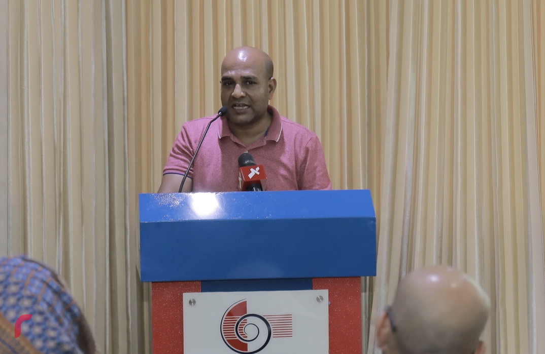 އޭޕްރިލް 28، 2018: ރާއްޖެ ޓީވީއިން ކުރިއަށް ގެންދިޔަ ބޭސިކް ވީޑިއޯ ޖާރނަލިޒަމް ޕްރޮގްރާމް ފުރިހަމަ ކުރި ފަރާތްތަކަށް ސެޓިފިކެޓް ހަވާލުކުރުމަށް ބޭއްވި ރަސްމިއްޔާތުގެ ތެރެއިން -- ފޮޓޯ: މުހައްމަދު ޝަރުހާން / ރާއްޖެ އެމްވީ