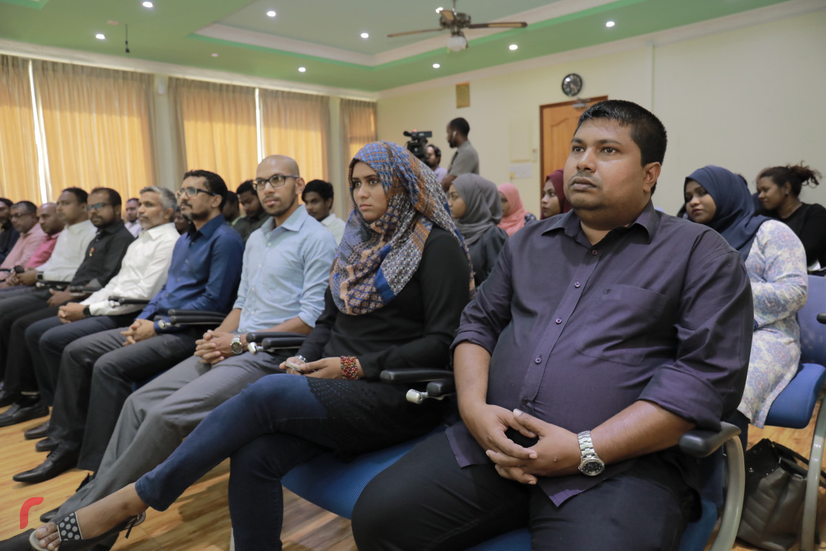 އޭޕްރިލް 28، 2018: ރާއްޖެ ޓީވީއިން ކުރިއަށްގެންދިޔަ ބޭސިކް ވީޑިއޯ ޖާރނަލިޒަމް ޕްރޮގްރާމް ފުރިހަމަ ކުރި ފަރާތްތަކަށް ސެޓިފިކެޓް ހަވާލުކުރުމަށް ބޭއްވި ރަސްމިއްޔާތުގެ ތެރެއިން-- ފޮޓޯ: މުހައްމަދު ޝަރުހާން / ރާއްޖެ އެމްވީ