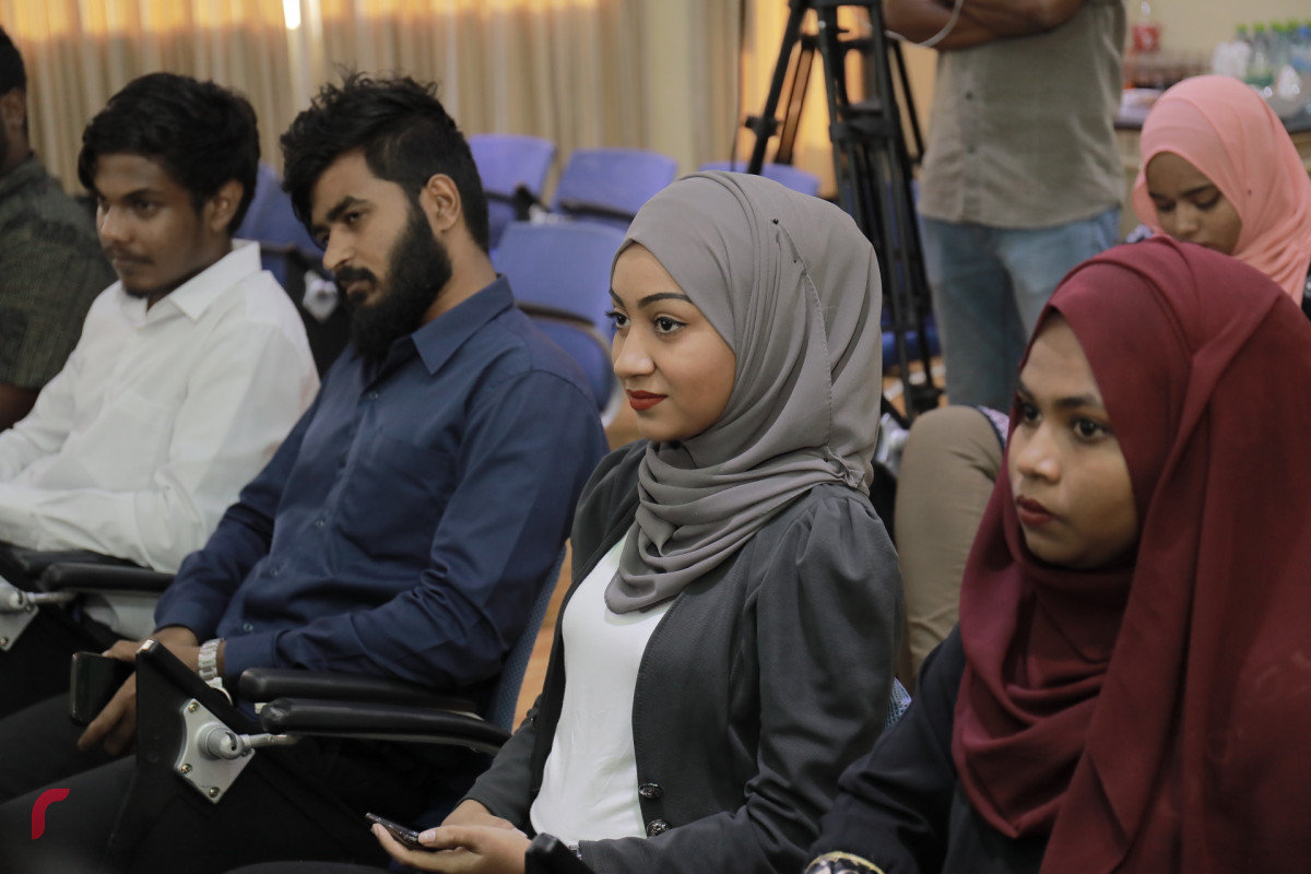 އޭޕްރިލް 28، 2018: ރާއްޖެ ޓީވީއިން ކުރިއަށްގެންދިޔަ ބޭސިކް ވީޑިއޯ ޖާރނަލިޒަމް ޕްރޮގްރާމް ފުރިހަމަ ކުރި ފަރާތްތަކަށް ސެޓިފިކެޓް ހަވާލުކުރުމަށް ބޭއްވި ރަސްމިއްޔާތުގެ ތެރެއިން-- ފޮޓޯ: މުހައްމަދު ޝަރުހާން / ރާއްޖެ އެމްވީ