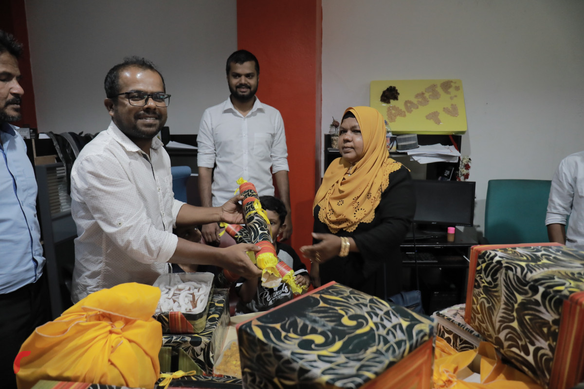 މޭ 1، 2018: އައްޑޫ ސިޓީ ހުޅުދޫ ރައްޔިތުން ރާއްޖޭ ޓީވީއަށް މާހެފުމެއް ދިނުމަށް ބޭއްވި ހަފުލާގެ ތެރެއިން