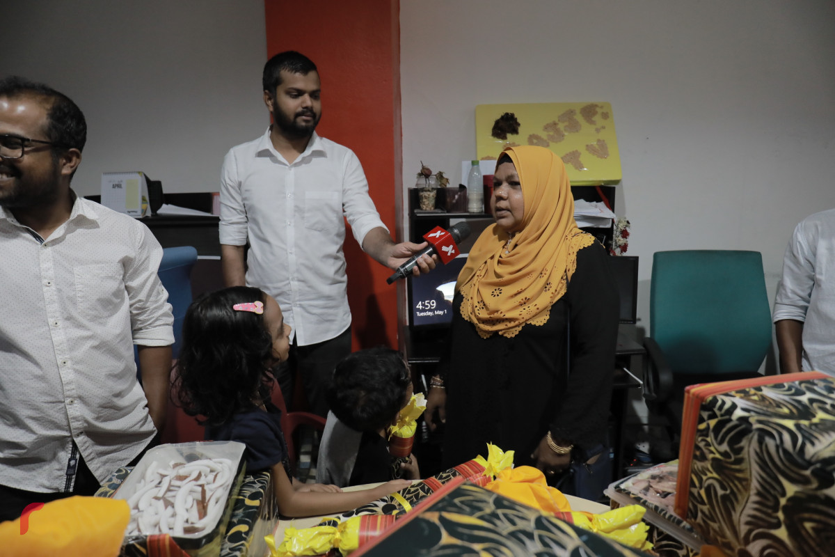 މޭ 1، 2018: އައްޑޫ ސިޓީ ހުޅުދޫ ރައްޔިތުން ރާއްޖޭ ޓީވީއަށް މާހެފުމެއް ދިނުމަށް ބޭއްވި ހަފުލާގެ ތެރެއިން