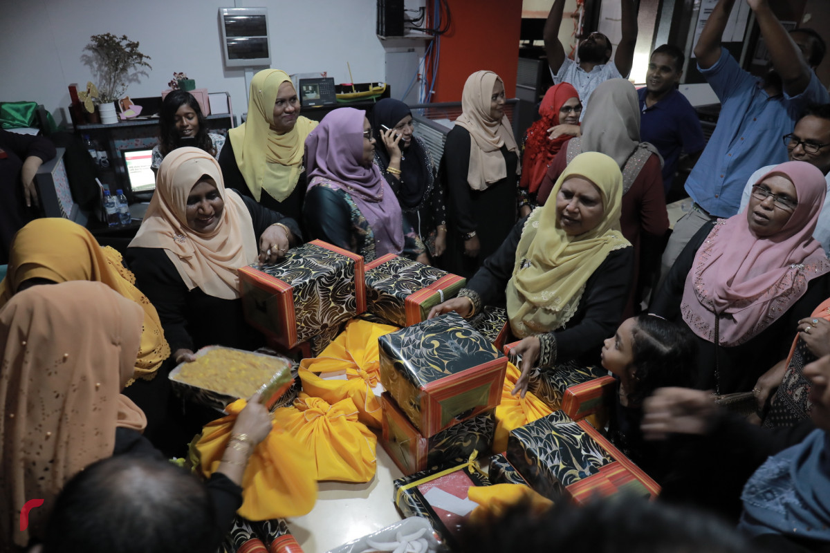 މޭ 1، 2018: އައްޑޫ ސިޓީ ހުޅުދޫ ރައްޔިތުން ރާއްޖޭ ޓީވީއަށް މާހެފުމެއް ދިނުމަށް ބޭއްވި ހަފުލާގެ ތެރެއިން