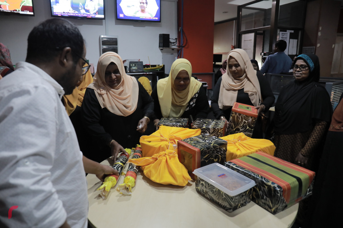 މޭ 1، 2018: އައްޑޫ ސިޓީ ހުޅުދޫ ރައްޔިތުން ރާއްޖޭ ޓީވީއަށް މާހެފުމެއް ދިނުމަށް ބޭއްވި ހަފުލާގެ ތެރެއިން