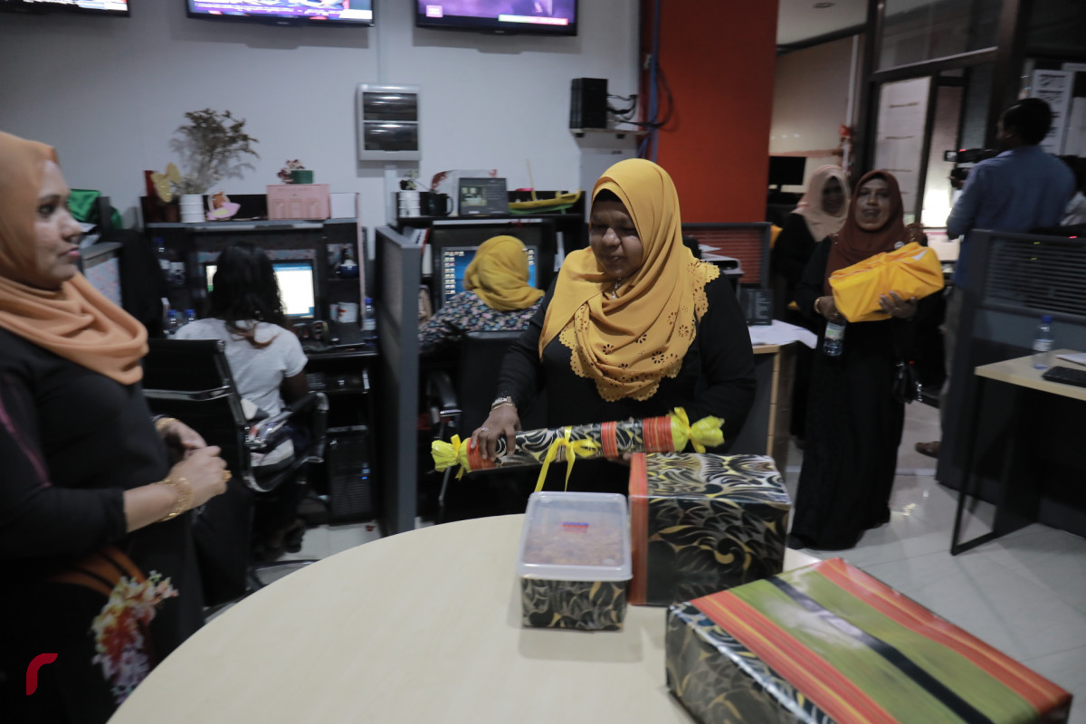 މޭ 1، 2018: އައްޑޫ ސިޓީ ހުޅުދޫ ރައްޔިތުން ރާއްޖޭ ޓީވީއަށް މާހެފުމެއް ދިނުމަށް ބޭއްވި ހަފުލާގެ ތެރެއިން