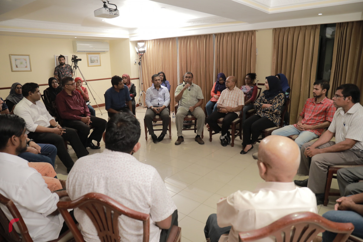 މެއި 1، 2018: ދުނިޔޭގެ މަސައްކަތްތެރިންގެ ދުވަސް ފާހަގަކުރުމަށް، ގުޅިފައިވާ ޕާޓީތަކުން އިންތިޒާމްކޮށްގެން މޫކައި ހޮޓެލްގައި ކުރިއަށްގެންދިޔަ އޯޕަން ފޯރަމްގެ ތެރެއިން-- ފޮޓޯ: މުހައްމަދު ޝަރުހާން