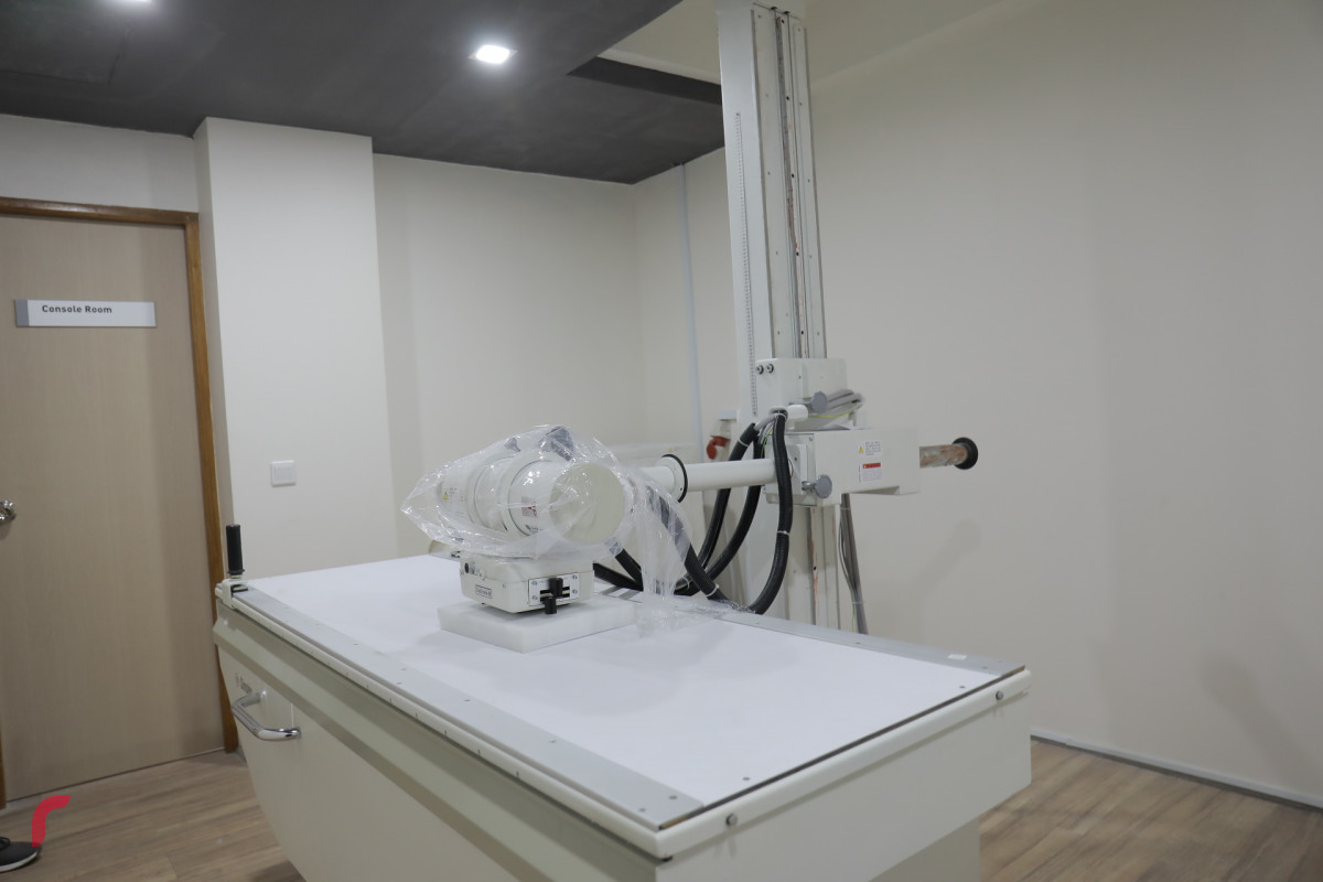 މެއި 2، 2018: މޯލްޑިކެއާގެ އައު ކްލިނިކް ހުޅުވުމަށް ބޭއްވި ރަސްމިއްޔާތަށްފަހު ނޫސްވެރިންނަށް ކްލިނިކްގައި ގާއިމްކޮށްފައިވާ ވަސީލަތްތައް ދައްކާލަނީ. މޯލްޑިކެއާގެ އައު ކްލިނިކަކީ އެންމެ ފަހުގެ ވަސީލަތްތަކާއިއެކު ބަލިމީހުންނަށް ފަރުވާދެވޭ ގޮތަށް ތައްޔާރުކޮށްފައިވާ ކްލިނިކެކެވެ. -- ފޮޓޯ: މުހައްމަދު ޝަރުހާން / ރާއްޖެ އެމްވީ