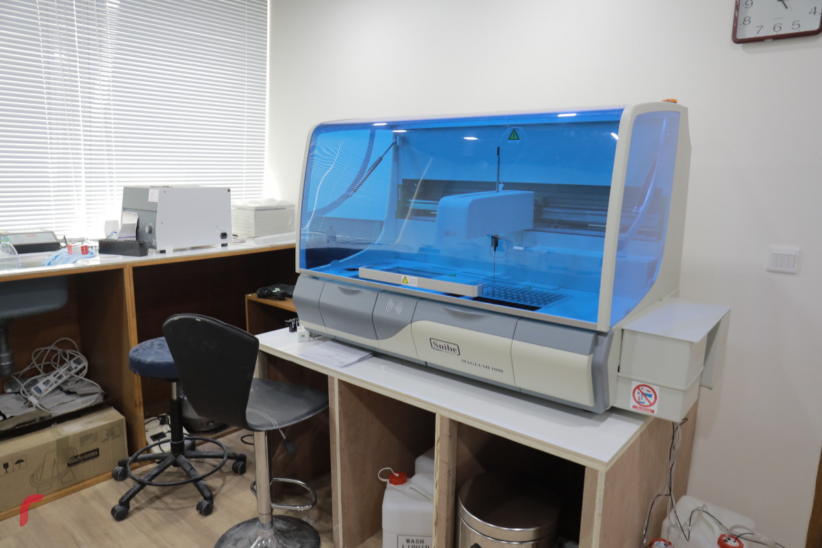 މެއި 2، 2018: މޯލްޑިކެއާގެ އައު ކްލިނިކް ހުޅުވުމަށް ބޭއްވި ރަސްމިއްޔާތަށްފަހު ނޫސްވެރިންނަށް ކްލިނިކްގައި ގާއިމްކޮށްފައިވާ ވަސީލަތްތައް ދައްކާލަނީ. މޯލްޑިކެއާގެ އައު ކްލިނިކަކީ އެންމެ ފަހުގެ ވަސީލަތްތަކާއިއެކު ބަލިމީހުންނަށް ފަރުވާދެވޭ ގޮތަށް ތައްޔާރުކޮށްފައިވާ ކްލިނިކެކެވެ. -- ފޮޓޯ: މުހައްމަދު ޝަރުހާން / ރާއްޖެ އެމްވީ