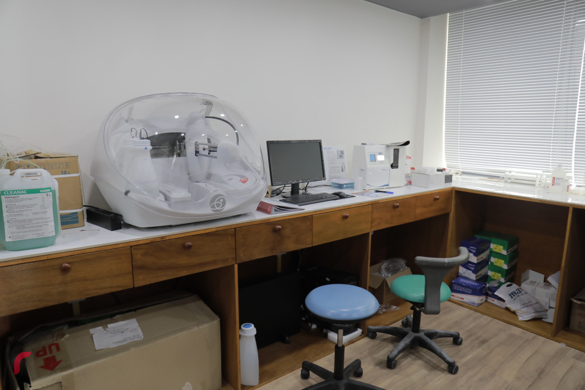 މެއި 2، 2018: މޯލްޑިކެއާގެ އައު ކްލިނިކް ހުޅުވުމަށް ބޭއްވި ރަސްމިއްޔާތަށްފަހު ނޫސްވެރިންނަށް ކްލިނިކްގައި ގާއިމްކޮށްފައިވާ ވަސީލަތްތައް ދައްކާލަނީ. މޯލްޑިކެއާގެ އައު ކްލިނިކަކީ އެންމެ ފަހުގެ ވަސީލަތްތަކާއިއެކު ބަލިމީހުންނަށް ފަރުވާދެވޭ ގޮތަށް ތައްޔާރުކޮށްފައިވާ ކްލިނިކެކެވެ. -- ފޮޓޯ: މުހައްމަދު ޝަރުހާން / ރާއްޖެ އެމްވީ