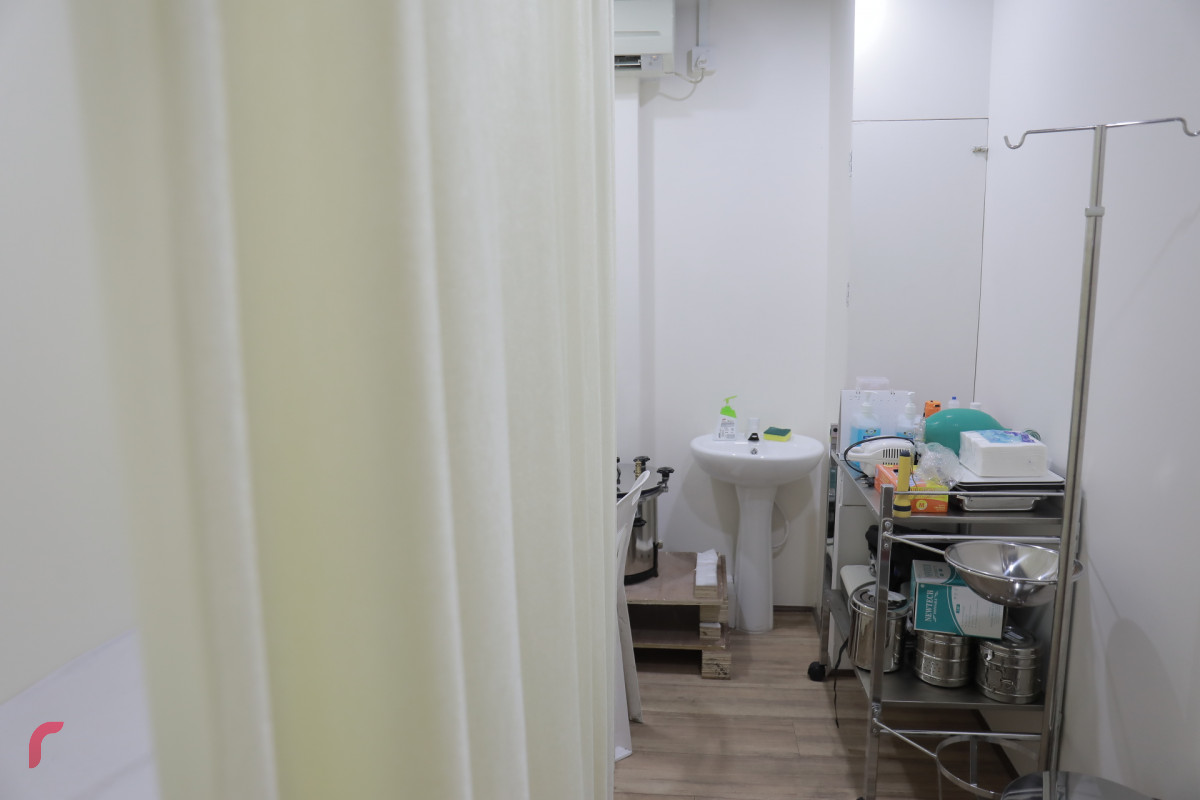 މެއި 2، 2018: މޯލްޑިކެއާގެ އައު ކްލިނިކް ހުޅުވުމަށް ބޭއްވި ރަސްމިއްޔާތަށްފަހު ނޫސްވެރިންނަށް ކްލިނިކްގައި ގާއިމްކޮށްފައިވާ ވަސީލަތްތައް ދައްކާލަނީ. މޯލްޑިކެއާގެ އައު ކްލިނިކަކީ އެންމެ ފަހުގެ ވަސީލަތްތަކާއިއެކު ބަލިމީހުންނަށް ފަރުވާދެވޭ ގޮތަށް ތައްޔާރުކޮށްފައިވާ ކްލިނިކެކެވެ. -- ފޮޓޯ: މުހައްމަދު ޝަރުހާން / ރާއްޖެ އެމްވީ