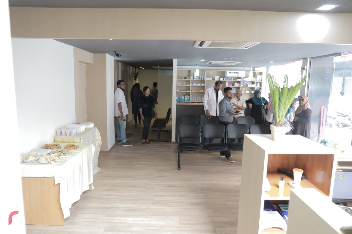 މެއި 2، 2018: މޯލްޑިކެއާގެ އައު ކްލިނިކް ހުޅުވުމަށް ބޭއްވި ރަސްމިއްޔާތަށްފަހު ނޫސްވެރިންނަށް ކްލިނިކްގައި ގާއިމްކޮށްފައިވާ ވަސީލަތްތައް ދައްކާލަނީ. މޯލްޑިކެއާގެ އައު ކްލިނިކަކީ އެންމެ ފަހުގެ ވަސީލަތްތަކާއިއެކު ބަލިމީހުންނަށް ފަރުވާދެވޭ ގޮތަށް ތައްޔާރުކޮށްފައިވާ ކްލިނިކެކެވެ. -- ފޮޓޯ: މުހައްމަދު ޝަރުހާން / ރާއްޖެ އެމްވީ