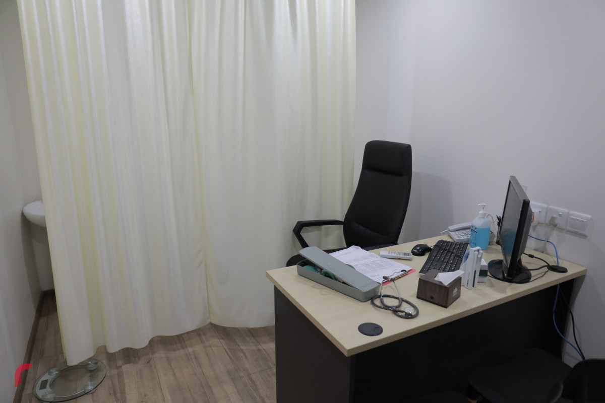 މެއި 2، 2018: މޯލްޑިކެއާގެ އައު ކްލިނިކް ހުޅުވުމަށް ބޭއްވި ރަސްމިއްޔާތަށްފަހު ނޫސްވެރިންނަށް ކްލިނިކްގައި ގާއިމްކޮށްފައިވާ ވަސީލަތްތައް ދައްކާލަނީ. މޯލްޑިކެއާގެ އައު ކްލިނިކަކީ އެންމެ ފަހުގެ ވަސީލަތްތަކާއިއެކު ބަލިމީހުންނަށް ފަރުވާދެވޭ ގޮތަށް ތައްޔާރުކޮށްފައިވާ ކްލިނިކެކެވެ. -- ފޮޓޯ: މުހައްމަދު ޝަރުހާން / ރާއްޖެ އެމްވީ