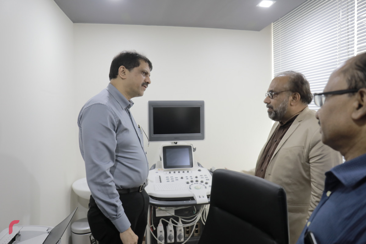 މެއި 2، 2018: މޯލްޑިކެއާގެ އައު ކްލިނިކް ހުޅުވުމަށް ބޭއްވި ރަސްމިއްޔާތަށްފަހު އިންޑިއާގެ މައިތުރާ ހޮސްޕިޓަލްގެ އިސްވެރިން، ކްލިނިކްގައި ގާއިމްކޮށްފައިވާ ވަސީލަތްތައް ބައްލަވައިލައްވަނީ. މޯލްޑިކެއާގެ އައު ކްލިނިކަކީ އެންމެ ފަހުގެ ވަސީލަތްތަކާއިއެކު ބަލި މީހުންނަށް ފަރުވާ ދެވޭ ގޮތަށް ތައްޔާރުކޮށްފައިވާ ކްލިނިކެކެވެ. -- ފޮޓޯ: މުހައްމަދު ޝަރުހާން / ރާއްޖެ އެމްވީ