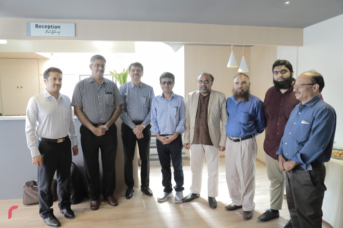 މެއި 2، 2018: މޯލްޑިކެއާގެ އައު ކްލިނިކް ހުޅުވުމަށް ބޭއްވި ރަސްމިއްޔާތުގައި މޯލްޑިކެއާ އަދި މައިތުރާ ހޮސްޕިޓަލްގެ ބައެއް އިސްވެރިން ބައިވެރިވެވަޑައިގަންނަވަނީ. މޯލްޑިކެއާގެ އައު ކްލިނިކަކީ އެންމެ ފަހުގެ ވަސީލަތްތަކާއިއެކު ބަލިމީހުންނަށް ފަރުވާ ދެވޭ ގޮތަށް ތައްޔާރުކޮށްފައިވާ ކްލިނިކެކެވެ. -- ފޮޓޯ: މުހައްމަދު ޝަރުހާން / ރާއްޖެ އެމްވީ