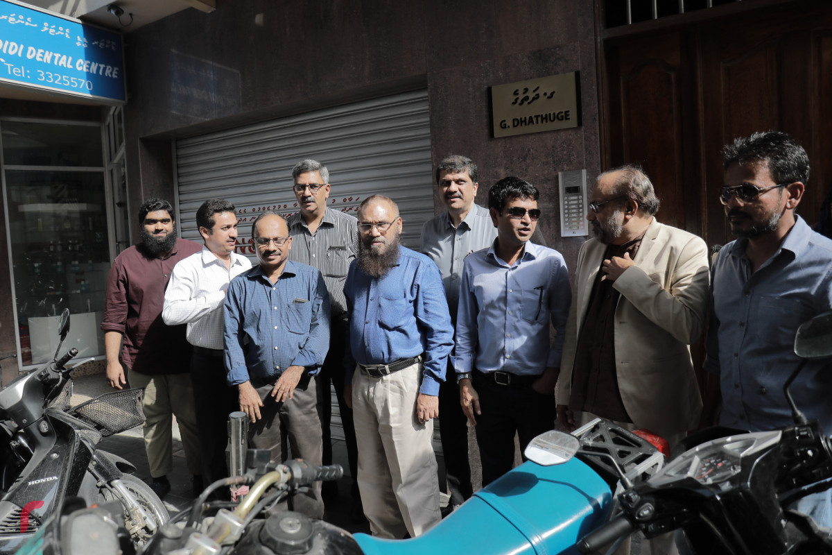 މެއި 2، 2018: މޯލްޑިކެއާގެ އައު ކްލިނިކް ހުޅުވުމަށް ބޭއްވި ރަސްމިއްޔާތުގައި މޯލްޑިކެއާ އަދި މައިތުރާ ހޮސްޕިޓަލްގެ ބައެއް އިސްވެރިން ބައިވެރިވެވަޑައިގަންނަވަނީ. މޯލްޑިކެއާގެ އައު ކްލިނިކަކީ އެންމެ ފަހުގެ ވަސީލަތްތަކާއިއެކު ބަލިމީހުންނަށް ފަރުވާ ދެވޭ ގޮތަށް ތައްޔާރުކޮށްފައިވާ ކްލިނިކެކެވެ. -- ފޮޓޯ: މުހައްމަދު ޝަރުހާން / ރާއްޖެ އެމްވީ