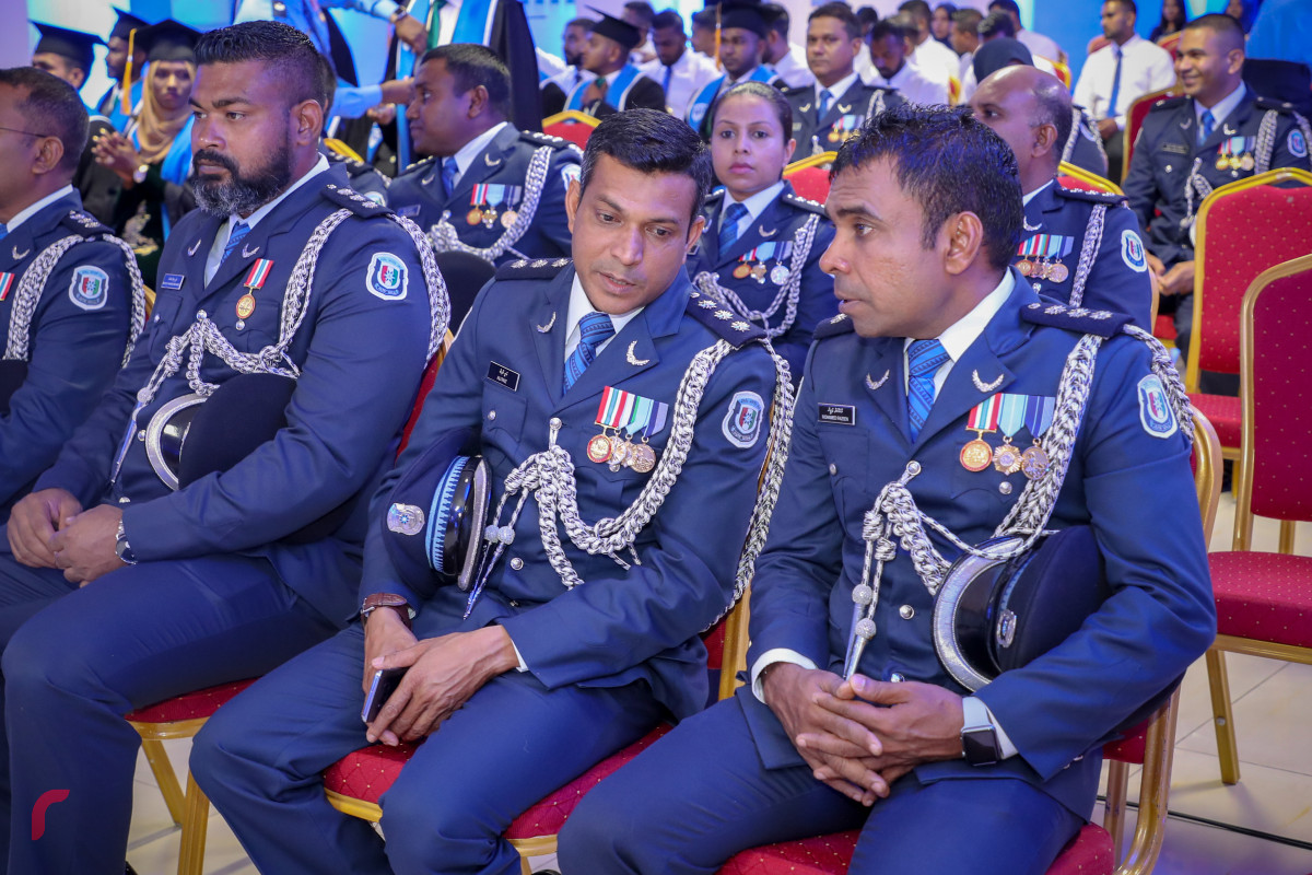 މެއި 3، 2018: ފުލުހުންގެ އިންސްޓިޓިއުޓް ފޯ ސެކިއުރިޓީ އެންޑް ލޯ އެންފޯސްމަންޓް ސްޓަޑީޒް (އައިލްސް) އިން ހިންގި ދެ ކޯހެއްގެ ނިމުން ފާހަގަކޮށް ބައިވެރިންނަށް ސެޓްފިކެޓް ދިނުމަށް ބޭއްވި ރަސްމިއްޔާތުގެ ތެރެއިން: މި ރަސްމިއްޔާތުގައި 63 ދަރިވަރަކު ވަނީ ދަސްވެނިވިފައި. -- ފޮޓޯ: މުހައްމަދު ޝަރުހާން