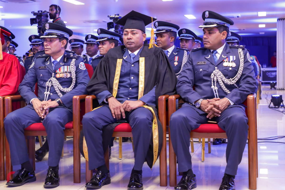 މެއި 3، 2018: ފުލުހުންގެ އިންސްޓިޓިއުޓް ފޯ ސެކިއުރިޓީ އެންޑް ލޯ އެންފޯސްމަންޓް ސްޓަޑީޒް (އައިލްސް) އިން ހިންގި ދެ ކޯހެއްގެ ނިމުން ފާހަގަކޮށް ބައިވެރިންނަށް ސެޓްފިކެޓް ދިނުމަށް ބޭއްވި ރަސްމިއްޔާތުގެ ތެރެއިން: މި ރަސްމިއްޔާތުގައި 63 ދަރިވަރަކު ވަނީ ދަސްވެނިވިފައި. -- ފޮޓޯ: މުހައްމަދު ޝަރުހާން