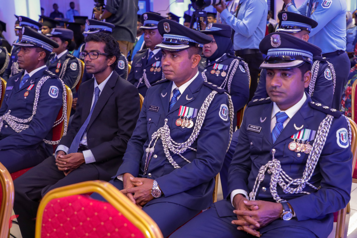 މެއި 3، 2018: ފުލުހުންގެ އިންސްޓިޓިއުޓް ފޯ ސެކިއުރިޓީ އެންޑް ލޯ އެންފޯސްމަންޓް ސްޓަޑީޒް (އައިލްސް) އިން ހިންގި ދެ ކޯހެއްގެ ނިމުން ފާހަގަކޮށް ބައިވެރިންނަށް ސެޓްފިކެޓް ދިނުމަށް ބޭއްވި ރަސްމިއްޔާތުގެ ތެރެއިން -- ފޮޓޯ: މުހައްމަދު ޝަރުހާން