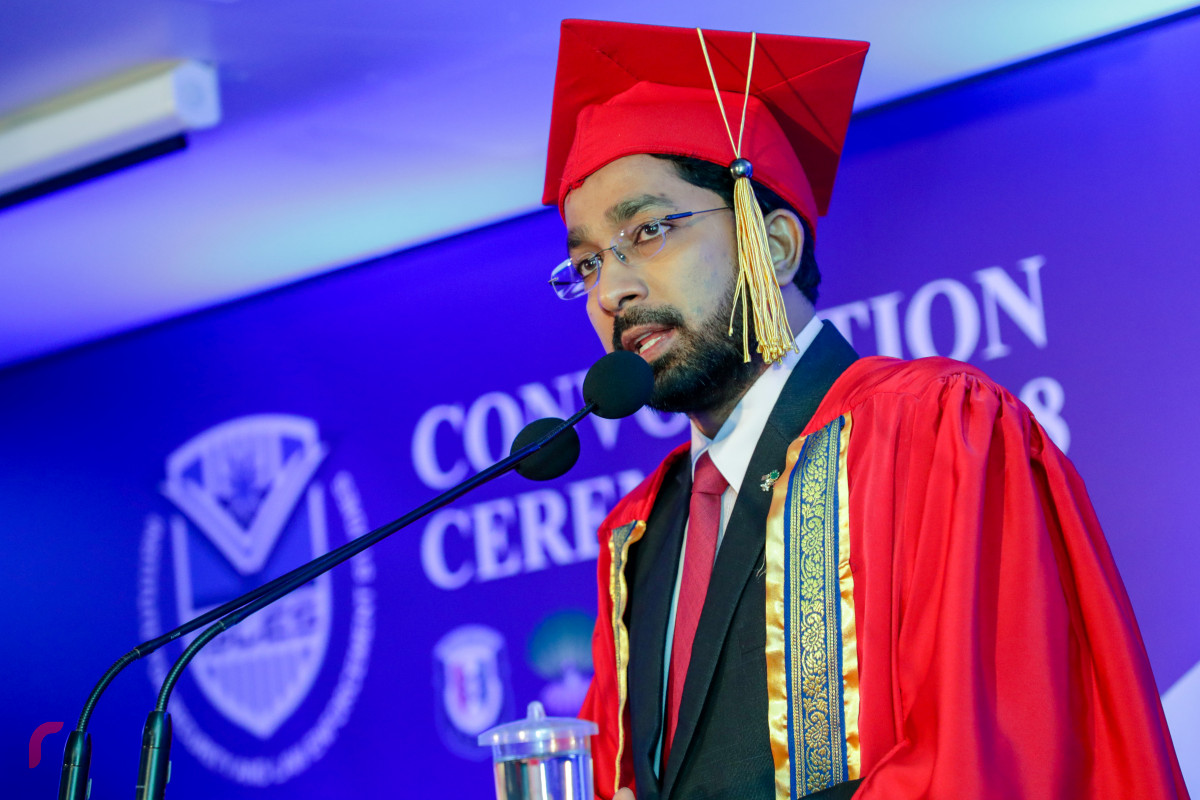 މެއި 3، 2018: ފުލުހުންގެ އިންސްޓިޓިއުޓް ފޯ ސެކިއުރިޓީ އެންޑް ލޯ އެންފޯސްމަންޓް ސްޓަޑީޒް (އައިލްސް) އިން ހިންގި ދެ ކޯހެއްގެ ނިމުން ފާހަގަކޮށް ބައިވެރިންނަށް ސެޓްފިކެޓް ދިނުމަށް ބޭއްވި ރަސްމިއްޔާތުގައި ހޯމް މިނިސްޓަރު އަޒްލީން ވާހަކަފުޅު ދައްކަވަނީ. -- ފޮޓޯ: މުހައްމަދު ޝަރުހާން