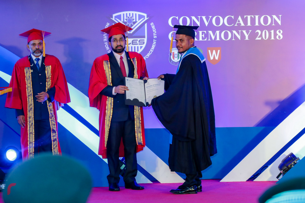 މެއި 3، 2018: ފުލުހުންގެ އިންސްޓިޓިއުޓް ފޯ ސެކިއުރިޓީ އެންޑް ލޯ އެންފޯސްމަންޓް ސްޓަޑީޒް (އައިލްސް) އިން ހިންގި ދެ ކޯހެއްގެ ނިމުން ފާހަގަކޮށް ބައިވެރިންނަށް ސެޓްފިކެޓް ދިނުމަށް ބޭއްވި ރަސްމިއްޔާތުގެ ތެރެއިން: މި ރަސްމިއްޔާތުގައި 63 ދަރިވަރަކު ވަނީ ދަސްވެނިވިފައި. -- ފޮޓޯ: މުހައްމަދު ޝަރުހާން