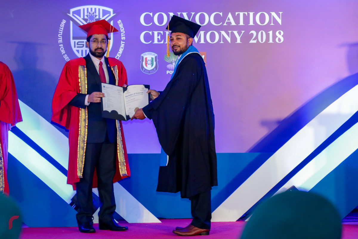 މެއި 3، 2018: ފުލުހުންގެ އިންސްޓިޓިއުޓް ފޯ ސެކިއުރިޓީ އެންޑް ލޯ އެންފޯސްމަންޓް ސްޓަޑީޒް (އައިލްސް) އިން ހިންގި ދެ ކޯހެއްގެ ނިމުން ފާހަގަކޮށް ބައިވެރިންނަށް ސެޓްފިކެޓް ދިނުމަށް ބޭއްވި ރަސްމިއްޔާތުގެ ތެރެއިން: މި ރަސްމިއްޔާތުގައި 63 ދަރިވަރަކު ވަނީ ދަސްވެނިވިފައި. -- ފޮޓޯ: މުހައްމަދު ޝަރުހާން