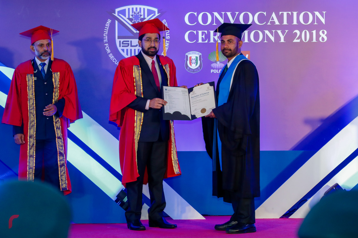 މެއި 3، 2018: ފުލުހުންގެ އިންސްޓިޓިއުޓް ފޯ ސެކިއުރިޓީ އެންޑް ލޯ އެންފޯސްމަންޓް ސްޓަޑީޒް (އައިލްސް) އިން ހިންގި ދެ ކޯހެއްގެ ނިމުން ފާހަގަކޮށް ބައިވެރިންނަށް ސެޓްފިކެޓް ދިނުމަށް ބޭއްވި ރަސްމިއްޔާތުގެ ތެރެއިން: މި ރަސްމިއްޔާތުގައި 63 ދަރިވަރަކު ވަނީ ދަސްވެނިވިފައި. -- ފޮޓޯ: މުހައްމަދު ޝަރުހާން