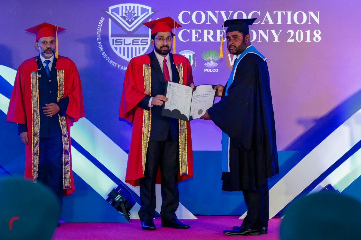 މެއި 3، 2018: ފުލުހުންގެ އިންސްޓިޓިއުޓް ފޯ ސެކިއުރިޓީ އެންޑް ލޯ އެންފޯސްމަންޓް ސްޓަޑީޒް (އައިލްސް) އިން ހިންގި ދެ ކޯހެއްގެ ނިމުން ފާހަގަކޮށް ބައިވެރިންނަށް ސެޓްފިކެޓް ދިނުމަށް ބޭއްވި ރަސްމިއްޔާތުގެ ތެރެއިން -- ފޮޓޯ: މުހައްމަދު ޝަރުހާން