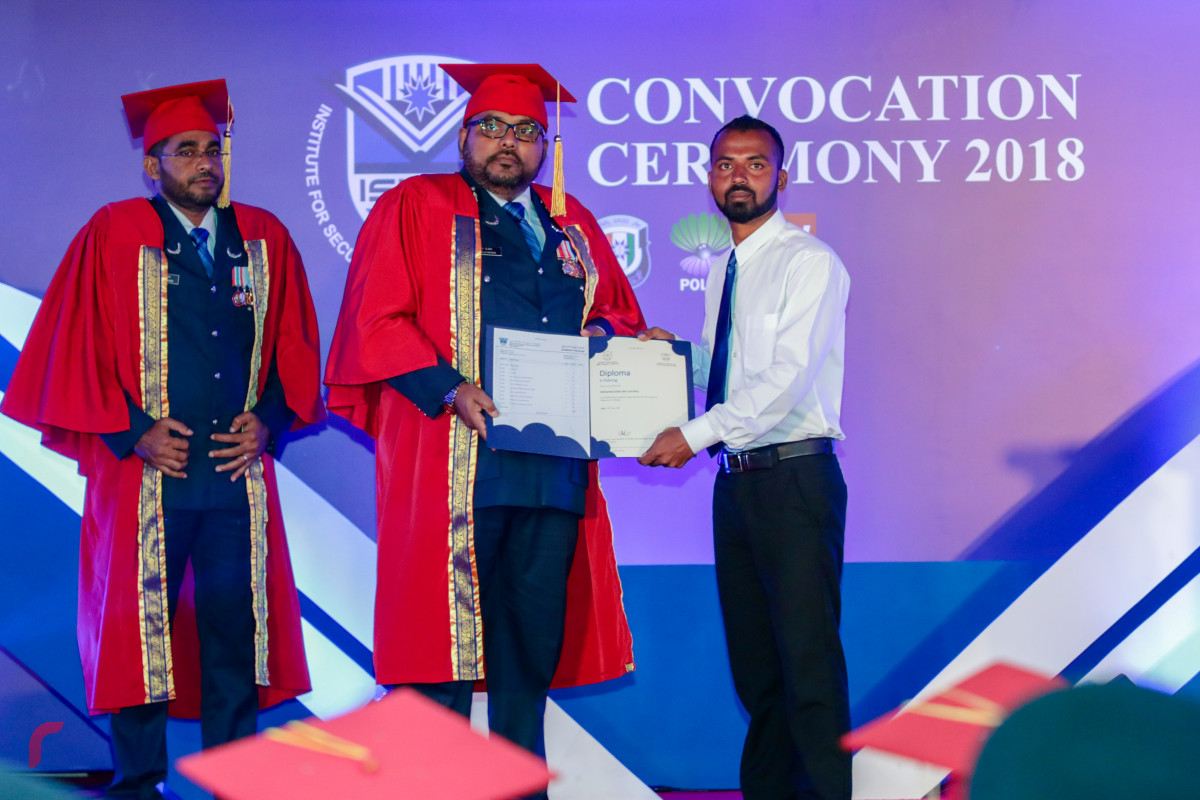 މެއި 3، 2018: ފުލުހުންގެ އިންސްޓިޓިއުޓް ފޯ ސެކިއުރިޓީ އެންޑް ލޯ އެންފޯސްމަންޓް ސްޓަޑީޒް (އައިލްސް) އިން ހިންގި ދެ ކޯހެއްގެ ނިމުން ފާހަގަކޮށް ބައިވެރިންނަށް ސެޓްފިކެޓް ދިނުމަށް ބޭއްވި ރަސްމިއްޔާތުގެ ތެރެއިން -- ފޮޓޯ: މުހައްމަދު ޝަރުހާން