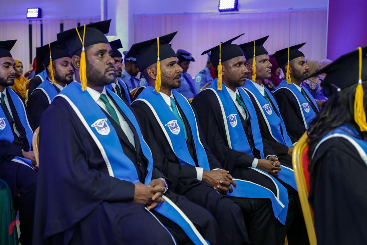 މެއި 3، 2018: ފުލުހުންގެ އިންސްޓިޓިއުޓް ފޯ ސެކިއުރިޓީ އެންޑް ލޯ އެންފޯސްމަންޓް ސްޓަޑީޒް (އައިލްސް) އިން ހިންގި ދެ ކޯހެއްގެ ނިމުން ފާހަގަކޮށް ބައިވެރިންނަށް ސެޓްފިކެޓް ދިނުމަށް ބޭއްވި ރަސްމިއްޔާތުގެ ތެރެއިން: މި ރަސްމިއްޔާތުގައި 63 ދަރިވަރަކު ވަނީ ދަސްވެނިވިފައި. -- ފޮޓޯ: މުހައްމަދު ޝަރުހާން