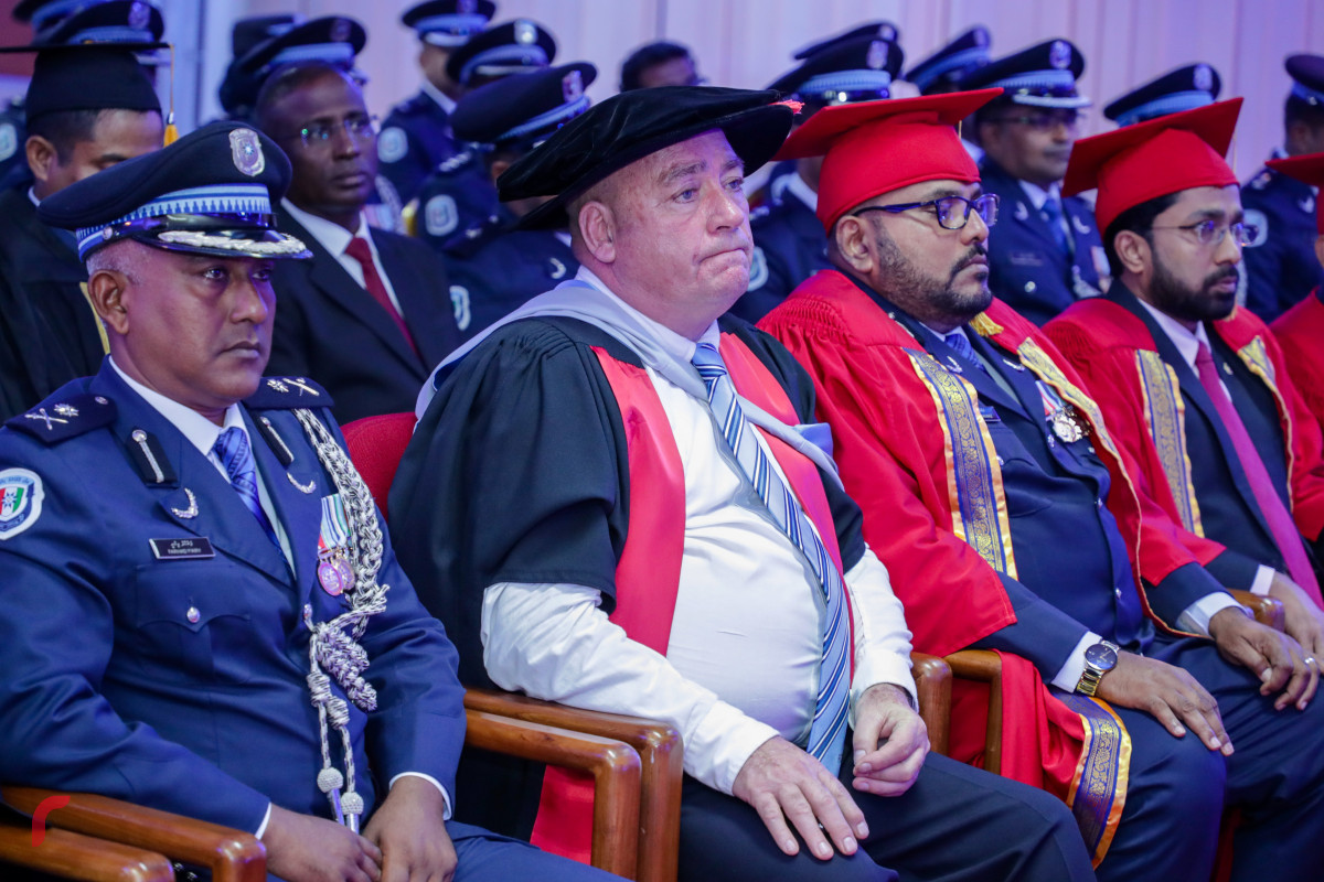 މެއި 3، 2018: ފުލުހުންގެ އިންސްޓިޓިއުޓް ފޯ ސެކިއުރިޓީ އެންޑް ލޯ އެންފޯސްމަންޓް ސްޓަޑީޒް (އައިލްސް) އިން ހިންގި ދެ ކޯހެއްގެ ނިމުން ފާހަގަކޮށް ބައިވެރިންނަށް ސެޓްފިކެޓް ދިނުމަށް ބޭއްވި ރަސްމިއްޔާތުގެ ތެރެއިން: މި ރަސްމިއްޔާތުގައި 63 ދަރިވަރަކު ވަނީ ދަސްވެނިވިފައި. -- ފޮޓޯ: މުހައްމަދު ޝަރުހާން