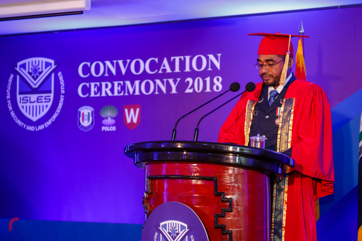 މެއި 3، 2018: ފުލުހުންގެ އިންސްޓިޓިއުޓް ފޯ ސެކިއުރިޓީ އެންޑް ލޯ އެންފޯސްމަންޓް ސްޓަޑީޒް (އައިލްސް) އިން ހިންގި ދެ ކޯހެއްގެ ނިމުން ފާހަގަކޮށް ބައިވެރިންނަށް ސެޓްފިކެޓް ދިނުމަށް ބޭއްވި ރަސްމިއްޔާތުގެ ތެރެއިން -- ފޮޓޯ: މުހައްމަދު ޝަރުހާން