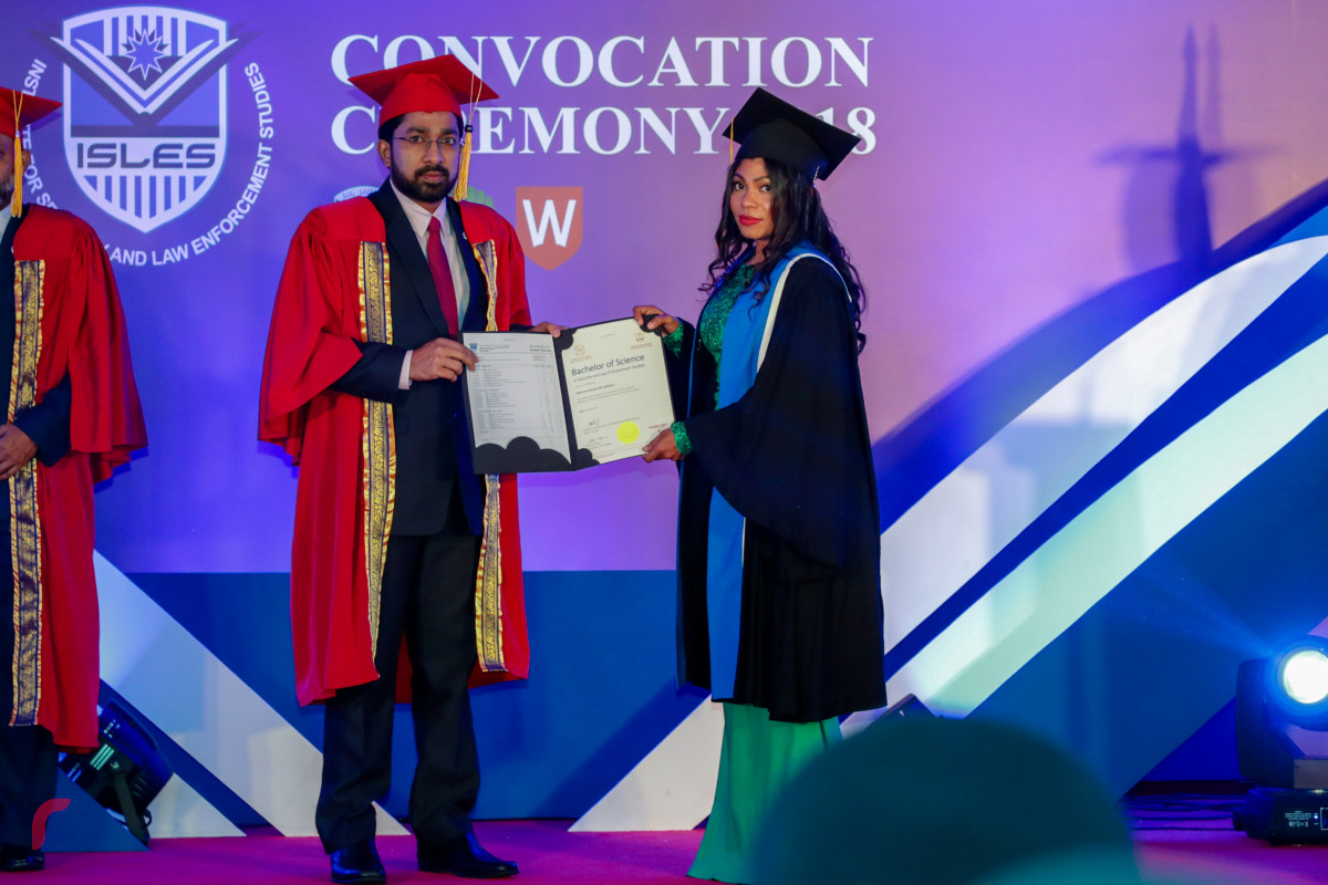 މެއި 3، 2018: ފުލުހުންގެ އިންސްޓިޓިއުޓް ފޯ ސެކިއުރިޓީ އެންޑް ލޯ އެންފޯސްމަންޓް ސްޓަޑީޒް (އައިލްސް) އިން ހިންގި ދެ ކޯހެއްގެ ނިމުން ފާހަގަކޮށް ބައިވެރިންނަށް ސެޓްފިކެޓް ދިނުމަށް ބޭއްވި ރަސްމިއްޔާތުގެ ތެރެއިން -- ފޮޓޯ: މުހައްމަދު ޝަރުހާން