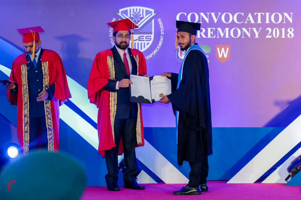 މެއި 3، 2018: ފުލުހުންގެ އިންސްޓިޓިއުޓް ފޯ ސެކިއުރިޓީ އެންޑް ލޯ އެންފޯސްމަންޓް ސްޓަޑީޒް (އައިލްސް) އިން ހިންގި ދެ ކޯހެއްގެ ނިމުން ފާހަގަކޮށް ބައިވެރިންނަށް ސެޓްފިކެޓް ދިނުމަށް ބޭއްވި ރަސްމިއްޔާތުގެ ތެރެއިން -- ފޮޓޯ: މުހައްމަދު ޝަރުހާން