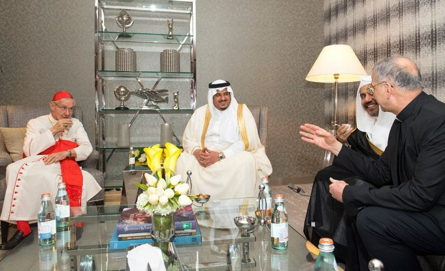 ކާޑިނަލް ޖީން ލުއީ ޓޯރާން ސައުދީ އަރަބިއާގައި، އެ ޤައުމުގެ އިސް ބައެއް ފަރާތްތަކާއިއެކު