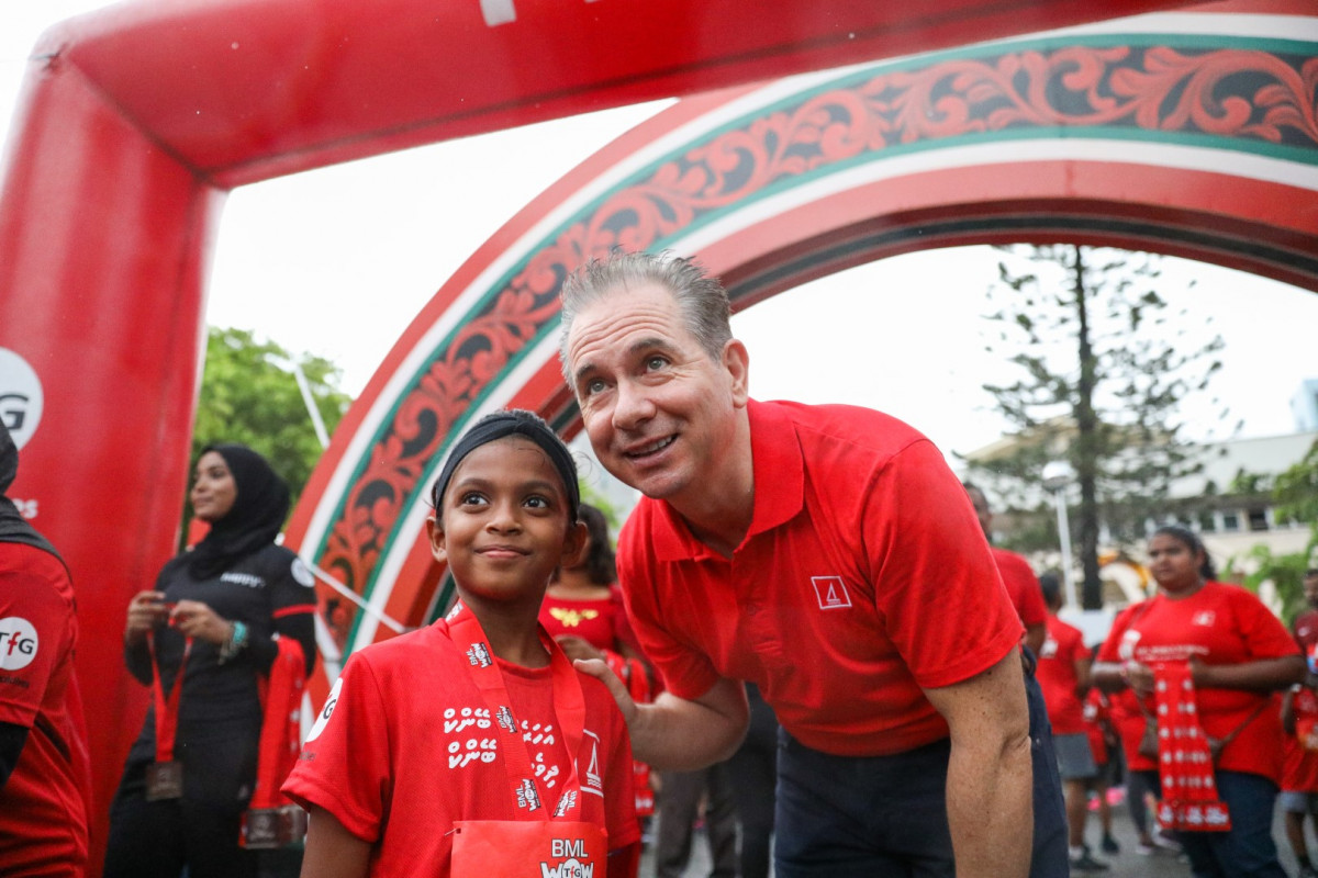 މެއި 5. 2018: ބޭންކް އޮފް މޯލްޑިވްސްއާއި ޓީއެފްޖީ ގުޅިގެން ބޭއްވި "ވާއު ކިޑްސް ރަން" ގެ ތެރެއިން، މި ރަންގައި 900 ދަރިވަރުން ހިމެނެގޮތަަށް 1800 ފަރާތުން ވަނީ ބައިވެރިވެފައި. -- ފޮޓޯ: ބީއެމްއެލް