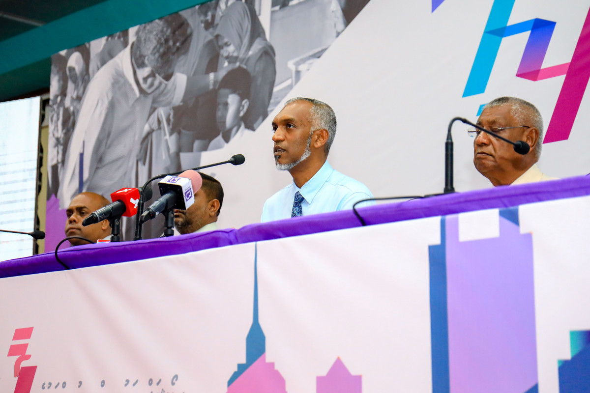 މެއި 6، 2018: ސަރުކާރު ބޯހިޔާވަހިކަމުގެ މަޝްރޫއުގެ ދަށުން އިމާރާތްކުރާ 7000 ފްލެޓަށް އެދޭ ފޯމު ދޫކުރަން ފެށުމަށް ތައްޔާރުވުމަށް ކުރިއަށްގެންދިޔަ ނޫސްވެރިންގެ ބައްދަލުވުމުގެ ތެރެއިން. ދަރުބާރުގޭގެ އިތުރުން ހައުސިން މިނިސްޓްރީގެ ވެބްސައިޓުންވެސް ފޯމް ޑައުންލޯޑް ކުރެވޭނެ ކަމަށް މިނިސްޓްރީން ބުނޭ. ފޮޓޯ:-- މުހައްމަދު ޝަރުހާން / ރާއްޖެ ޓީވީ