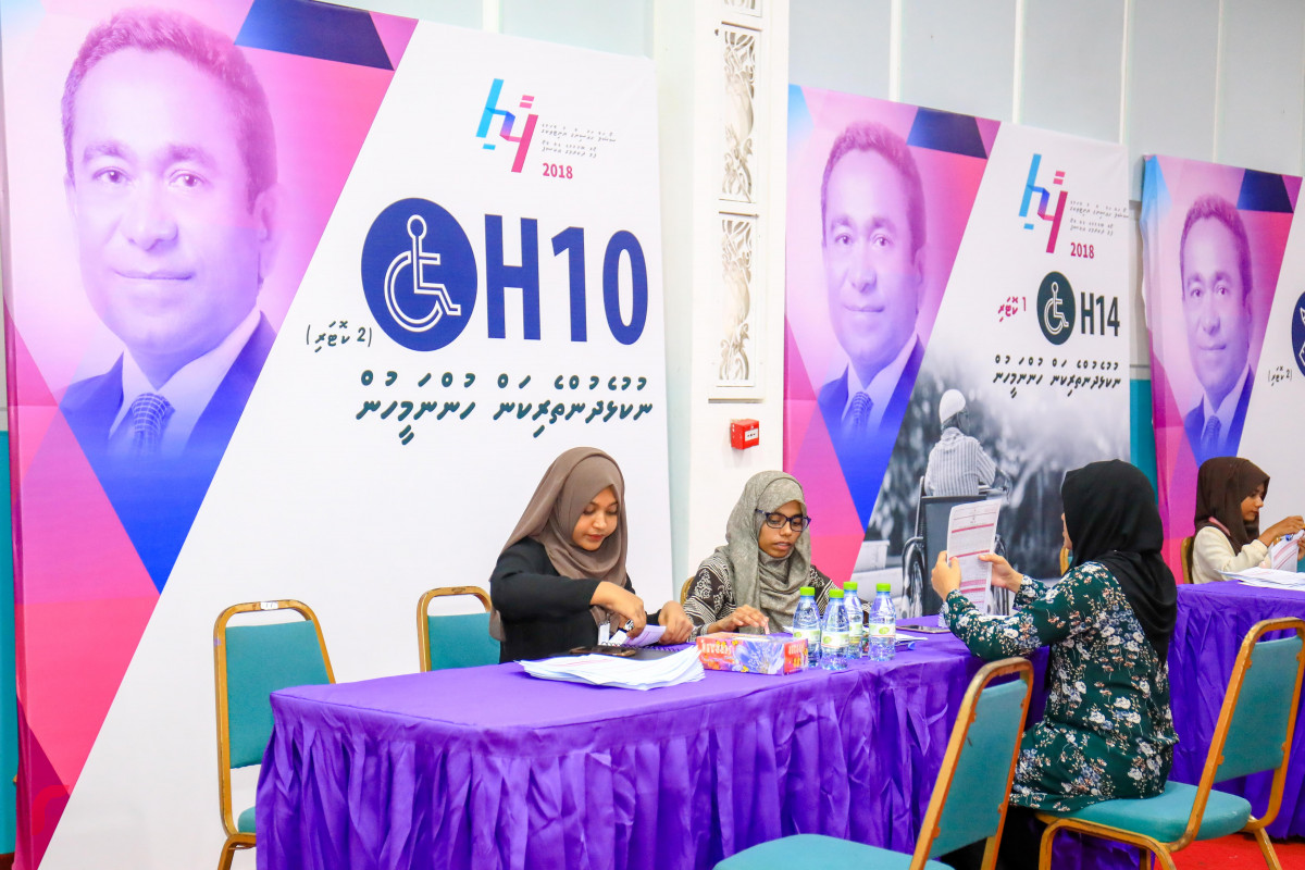 މެއި 6، 2018: ސަރުކާރު ބޯހިޔާވަހިކަމުގެ މަޝްރޫއުގެ ދަށުން އިމާރާތްކުރާ 7000 ފްލެޓަށް އެދޭ ފޯމު ދޫކުރަން ފެށުމަށް ތައްޔާރުވުން. ދަރުބާރުގޭގެ އިތުރުން ހައުސިން މިނިސްޓްރީގެ ވެބްސައިޓުންވެސް ފޯމް ޑައުންލޯޑް ކުރެވޭނެ ކަމަށް މިނިސްޓްރީން ބުނޭ. ފޮޓޯ:-- މުހައްމަދު ޝަރުހާން / ރާއްޖެ ޓީވީ