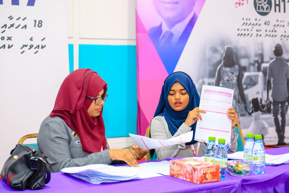 މެއި 6، 2018: ސަރުކާރު ބޯހިޔާވަހިކަމުގެ މަޝްރޫއުގެ ދަށުން އިމާރާތްކުރާ 7000 ފްލެޓަށް އެދޭ ފޯމު ދޫކުރަން ފެށުމަށް ތައްޔާރުވުން. ދަރުބާރުގޭގެ އިތުރުން ހައުސިން މިނިސްޓްރީގެ ވެބްސައިޓުންވެސް ފޯމް ޑައުންލޯޑް ކުރެވޭނެ ކަމަށް މިނިސްޓްރީން ބުނޭ. ފޮޓޯ:-- މުހައްމަދު ޝަރުހާން / ރާއްޖެ ޓީވީ